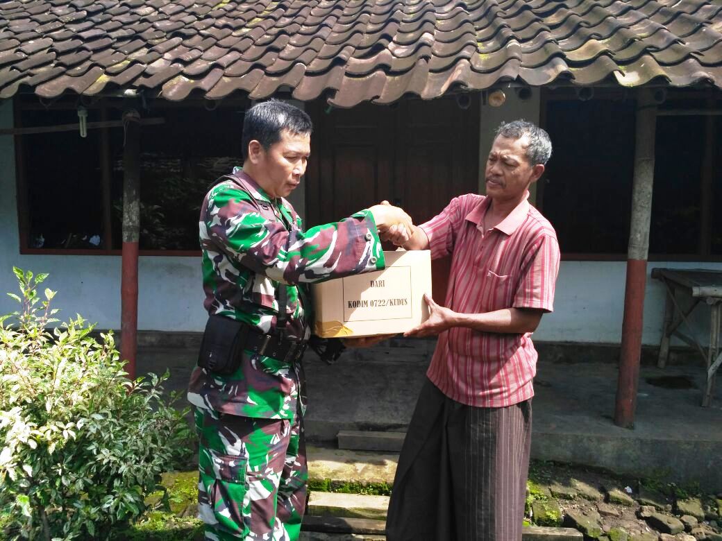Program Sedekah 1 Hari Seribu Rupiah Bagi Warga Tidak Mampu Bantuan Sembako Dari Kodim 0722 Kudus